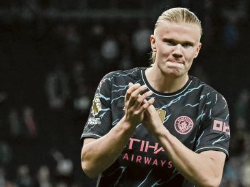 Con 27 tantos en Premier League, el noruego Erling Haaland busca asegurar su título de goleo y ganar su segunda liga con los “Citizens”. AFP/B. Stansall