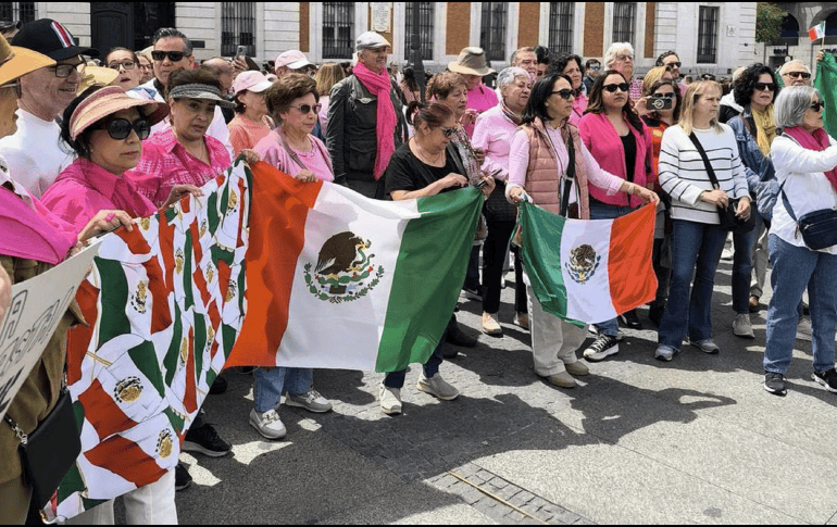 La gente en la capital española llegó con banderas mexicanas y pancartas con lemas como: “¡Ya Basta! 180 mil homicidios. Me obligaron a emigrar”. SUN / ARCHIVO