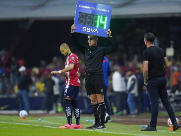 Chicharito entró de cambio al partido antes de que cayera el gol que eliminó a Chivas del Clausura 2024. IMAGO
