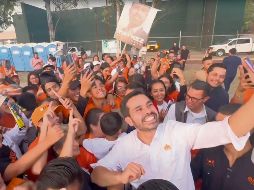 Arropado por el contingente naranja, militantes y simpatizantes, el emecista se presentó en el cierre de campaña de Fany Padilla, donde además lo acompañó Pablo Lemus Navarro y otros candidatos. ESPECIAL