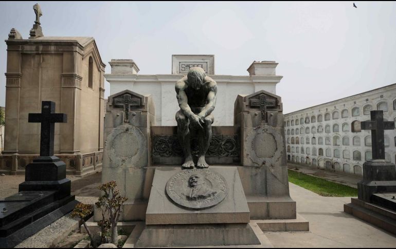 Dentro del cementerio se encuentran las tumbas de grandes personajes de la historia peruana. EFE / P. AGUILAR