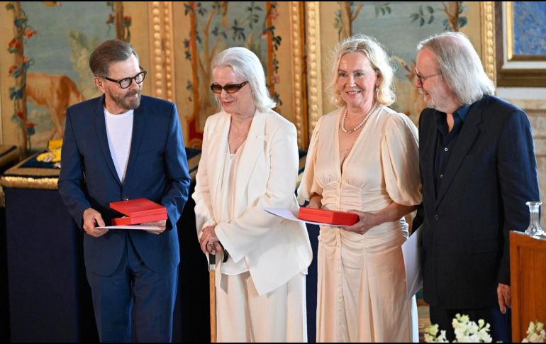 ABBA recibió la Orden Real Vasa por sus destacadas contribuciones a la vida musical sueca e internacional durante una ceremonia en el Palacio Real de Estocolmo. EFE/ Henrik Montgomery