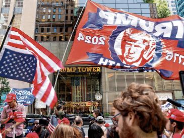 Simpatizantes del magnate acudieron a la Torre Trump para manifestar su apoyo, tras el veredicto de culpabilidad del jueves. EFE