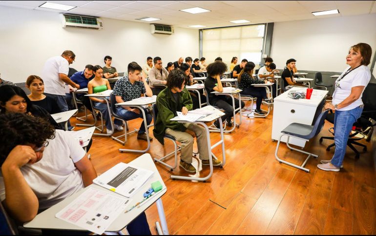 Ayer 882 aspirantes aplicaron el examen para una de las carreras que oferta el Centro Universitario de Guadalajara. EL INFORMADOR/A. Navarro