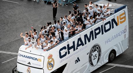 El cuadro merengue paseó por las principales calles de Madrid presumiendo el trofeo obtenido el sábado en Wembley. EFE/F. Villar