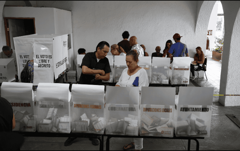 Ciudadanos asisten a votar a un colegio electoral en la ciudad de Guadalajara en Jalisco (Mexico). EFE/ Francisco Guasco