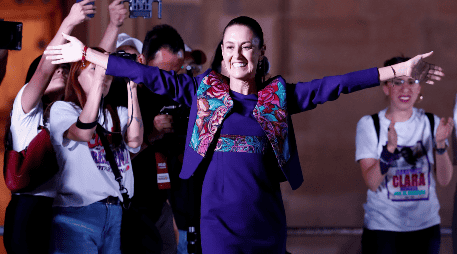 Claudia Sheinbaum, ganadora de la elección, saluda a simpatizantes la madrugada de este lunes en la plancha del Zócalo en la Ciudad de México. EFE/M. Guzmán.