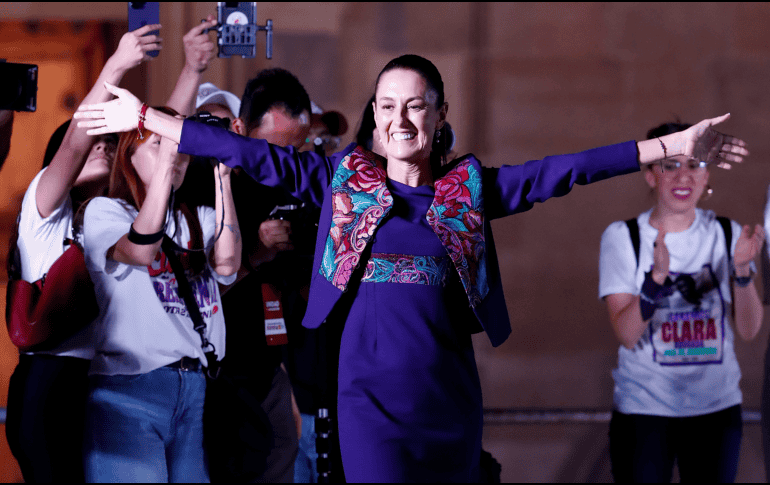 Claudia Sheinbaum, ganadora de la elección, saluda a simpatizantes la madrugada de este lunes en la plancha del Zócalo en la Ciudad de México. EFE/M. Guzmán.