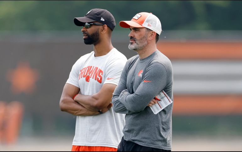 Kevin Stefanski (derecha) y Andrew Berry han convertido a los Browns en un equipo relevante. AP/R. Schwane