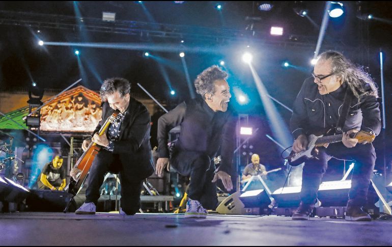 La agrupación Café Tacvba logró desatar la euforia arriba y abajo del escenario. EL INFORMADOR