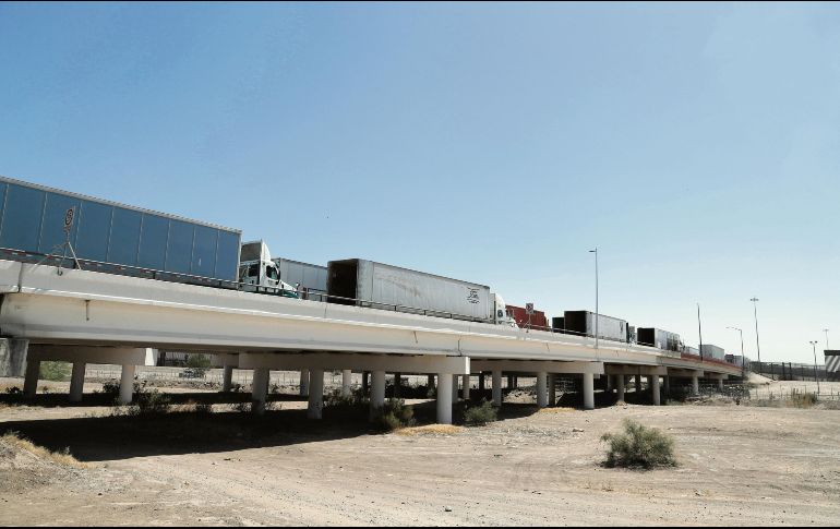 Filas de camiones en el Puente Internacional Zaragoza, ayer en Ciudad Juárez. EFE