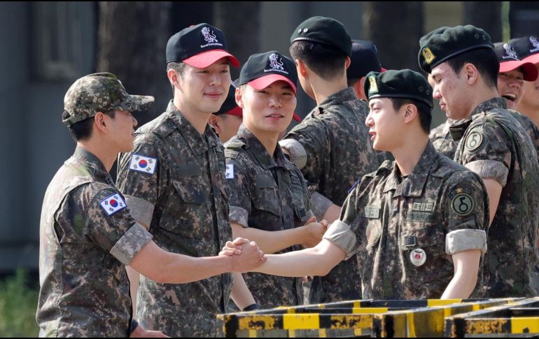 Jin de BTS se despide del cuartel en el que presentó su servicio militar obligatorio. EFE / EPA / YONHAP