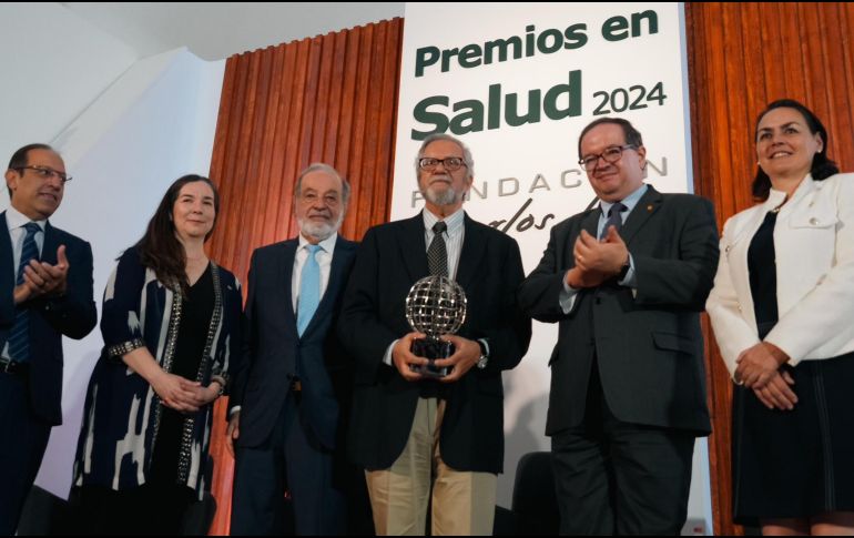 El Premio Trayectoria en Investigación 2024 fue otorgado al Dr. Moisés Selman Lama. ESPECIAL/Foto de @Claudiashein en X