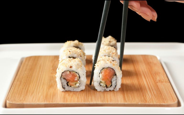 Aunque comidas como el sushi son conocidas en México, su preparación antes sólo tenía que ser hecha por chefs expertos o en restaurantes japoneses. UNSPLASH / Önder Örtel