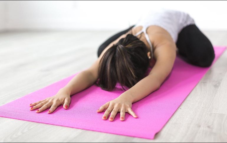 Según los especialistas de Harvard, el yoga no solo mejora la salud física sino también la mental, ayudando a reducir la ansiedad y el estrés a través de la combinación de posturas físicas, respiración controlada y meditación. Pixabay