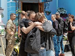 Mientras los líderes deciden, ucranianos despiden a familiares muertos en combate. EFE
