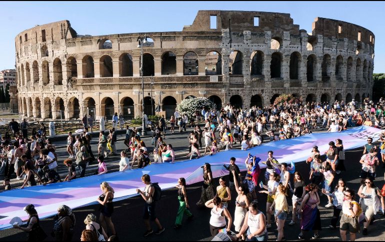 Varias personas pasan por delante del Coliseo durante un desfile del orgullo gay en Roma. Mauro Scrobogna/AP)