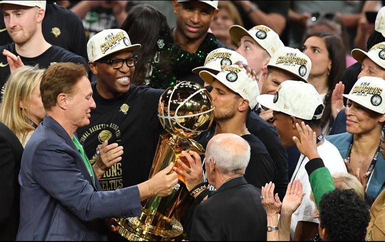 Con 35 años, Joe Mazzulla ya puede presumir ser un coach campeón en la NBA. AP/A. Sabga