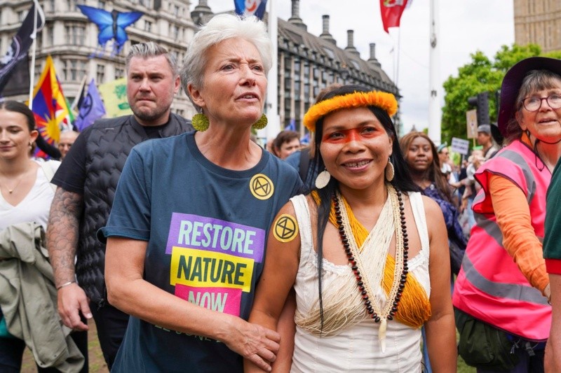 Más de 350 organizaciones participaron en la marcha encabezada por Emma Thompson por el centro londinense, que acabó con discursos en la plaza del Parlamento. EFE/Maja Smiejkowska