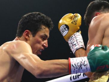 El boxeador tapatío se impuso a Sergio Chirino Sánchez en Las Vegas para realizar la primera defensa de su título mundial pluma de la Organización Mundial de Boxeo (OMB). Instagram/ @rafa_espinoza