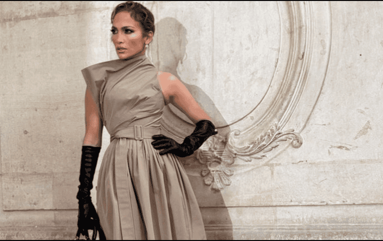 El vestido de Jennifer López es aparentemente sencillo, pero está enriquecido con detalles. ESPECIAL / IG / @jlo