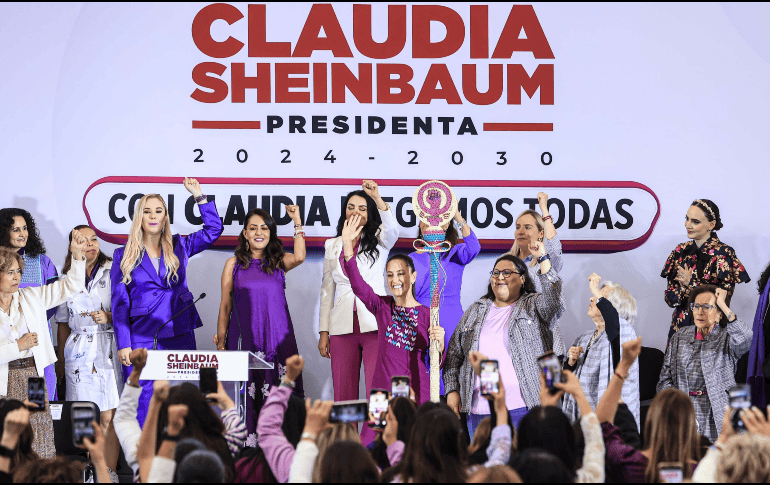 En el Claustro de Sor Juana Inés de la Cruz, en compañía de quienes la apoyaron durante el proceso electoral 2024, Sheinbaum aseguró que en los siguientes seis años va a reivindicar a las mujeres. SUN / G. Pano