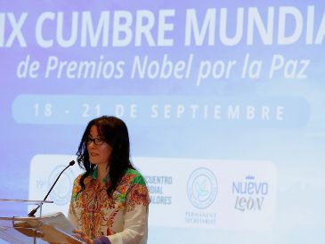 La presidenta del Secretariado Permanente de la Cumbre Mundial de Premios Nobel de la Paz, Ekaterina Zagladina, habla en una conferencia de prensa este martes, en Ciudad de Mexico (Mexico). EFE/ M. Guzmán.