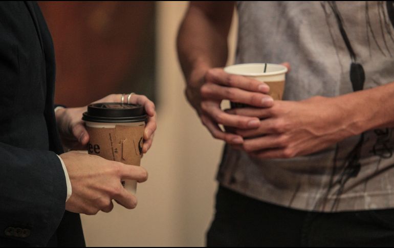 La costumbre de beber café apenas nos levantamos es un ritual que proporciona numerosos beneficios, como un aumento en la alerta y la concentración, así como propiedades antioxidantes. EL INFORMADOR / ARCHIVO