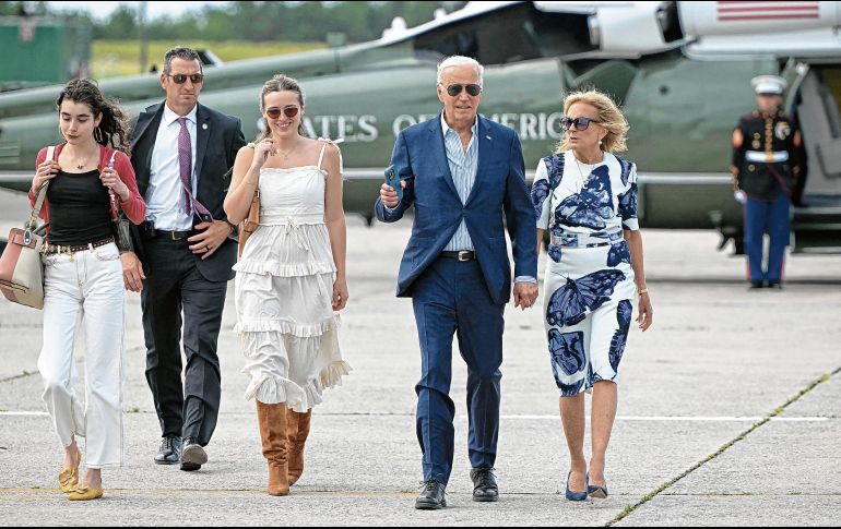 La familia de Biden lo animó a continuar con su campaña al considerar que debe mostrar a los votantes su “naturaleza luchadora”. AFP