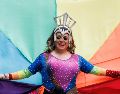 Miles de asistentes bailaron al ritmo de la música de las carrozas en los alrededores de Stonewall, local de referencia de la comunidad gay. EFE/ Sarah Yenesel