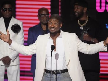 Usher se mantuvo de pie mientras un desfile de artistas interpretaba sus éxitos. AP / C. PIZZELLO