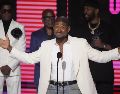 Usher se mantuvo de pie mientras un desfile de artistas interpretaba sus éxitos. AP / C. PIZZELLO