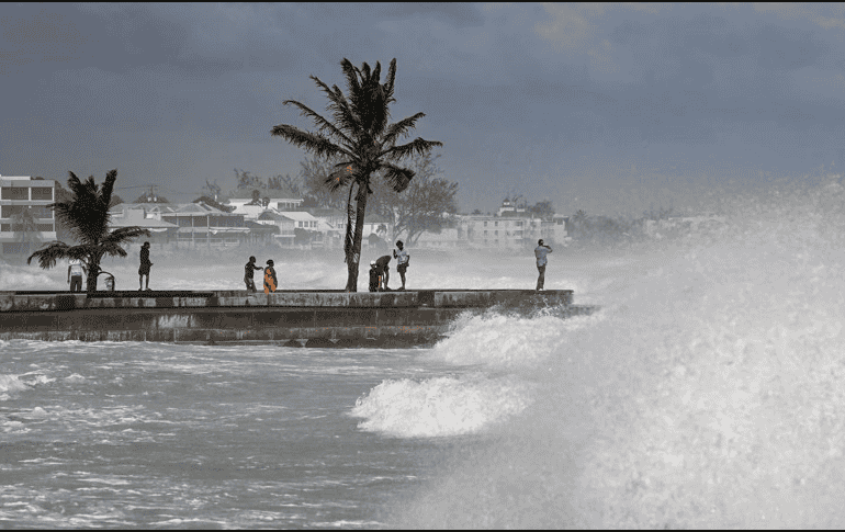 Se esperan peligrosas marejadas ciclónicas, que elevarán los niveles del agua hasta dos o tres metros. AFP / ARCHIVO