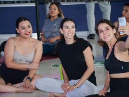 Evelyn Ávalos, Tania Cortez y Sofía Bueno en la clase de Yoga de Plaza Galerías Guadalajara. GENTE BIEN JALISCO/ Marifer Rached