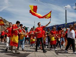 Afición española en Stuttgart, donde hoy La Roja enfrenta a Alemania. EFE/J. Guillén
