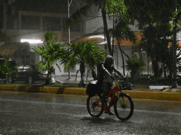 El centro del huracán "Beryl" ingresó a la península de Yucatán este viernes y ocasionará lluvias puntuales torrenciales que podrían generar encharcamiento o inundaciones. SUN / V. Rosas