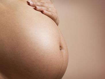 Más allá del peso corporal, las mujeres embarazadas deben de cuidar su salud porque se trata de una etapa de grandes cambios. Pixabay