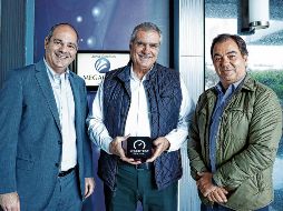 Pedro Direne, director comercial de Ookla; Enrique Yamuni Robles, director general de Megacable; y Raymundo Fernandez Pendones, director general adjunto de Megacable, presentan la distinción Speedtest, que premia los servicios de internet más veloces, consistentes y con la mayor rapidez de descarga de México. EL INFORMADOR/ H. Figueroa