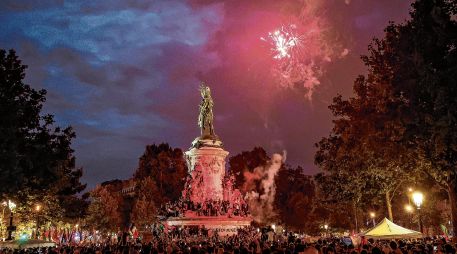 Explosión de alegría se vivió en este lugar simbólico de Francia, donde miles de simpatizantes de izquierda se congregaron para festejar. EFE
