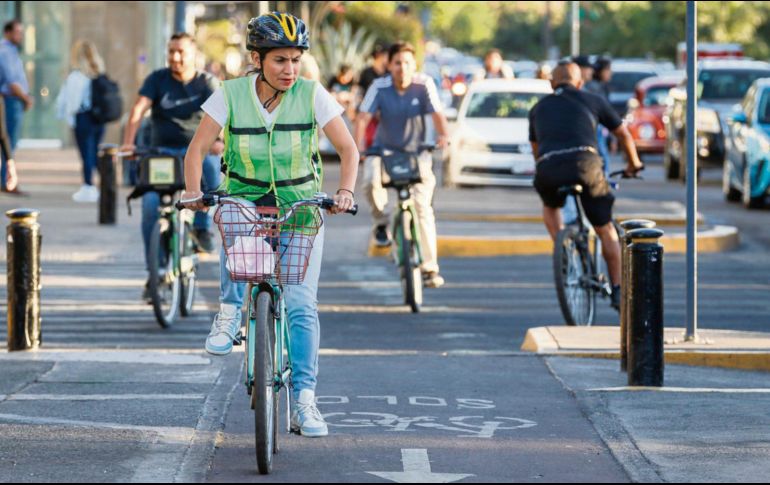 Pedalistas prefieren la ciclovía de Federalismo, ya que circulan con más seguridad. Piden a los Ayuntamientos ampliarla. EL INFORMADOR/ H. Figueroa