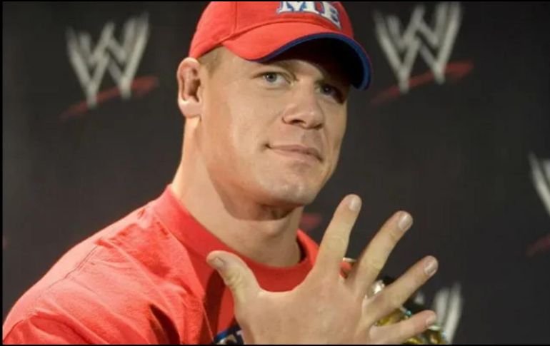 A lo largo de su trayectoria en la WWE, Cena no solo alcanzó la impresionante marca de 16 títulos mundiales, igualando el récord de Ric Flair, sino que también se erigió como un símbolo cultural, reconocido por su carisma tanto dentro como fuera del cuadrilátero. NTX/ARCHIVO