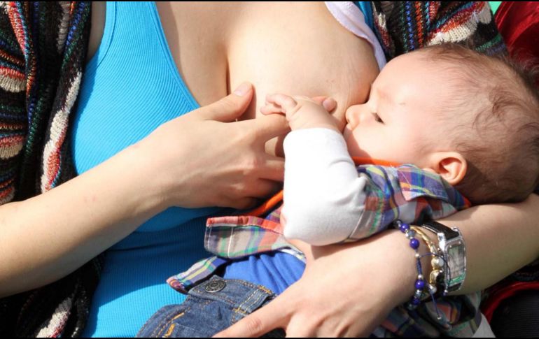 La leche materna es el primer alimento del bebé, el más importante y la mejor herencia que se les pueda dar. NTX / ARCHIVO