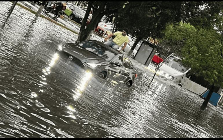 En el caso específico de vehículos varados, inundaciones y encharcamientos, Protección Civil Estatal participa en las labores de atención directa. ESPECIAL