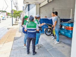 Personal del Ayuntamiento recorrió la avenida para sancionar a los vehículos mal estacionados. EL INFORMADOR/ A. Navarro