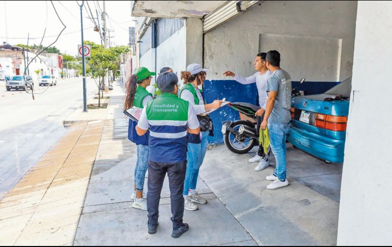 Personal del Ayuntamiento recorrió la avenida para sancionar a los vehículos mal estacionados. EL INFORMADOR/ A. Navarro