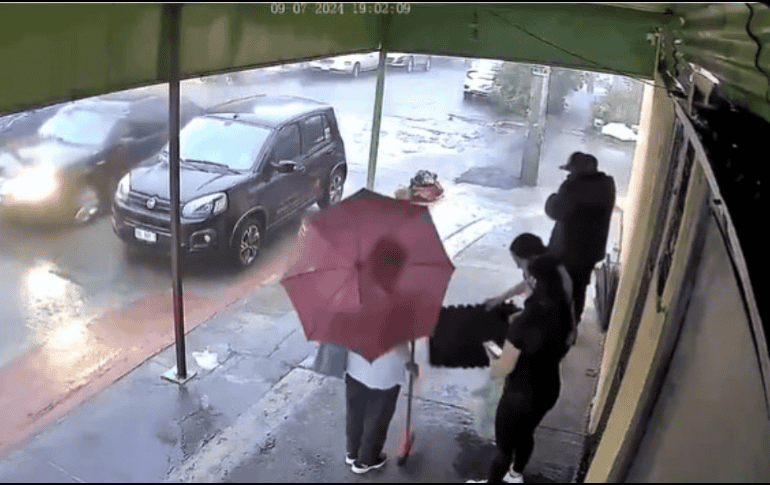 En un video se puede ver cuando un auto aparece en medio de la lluvia y de sus ventanas salen armas de grueso calibre que disparan contra las cinco personas. ESPECIAL.
