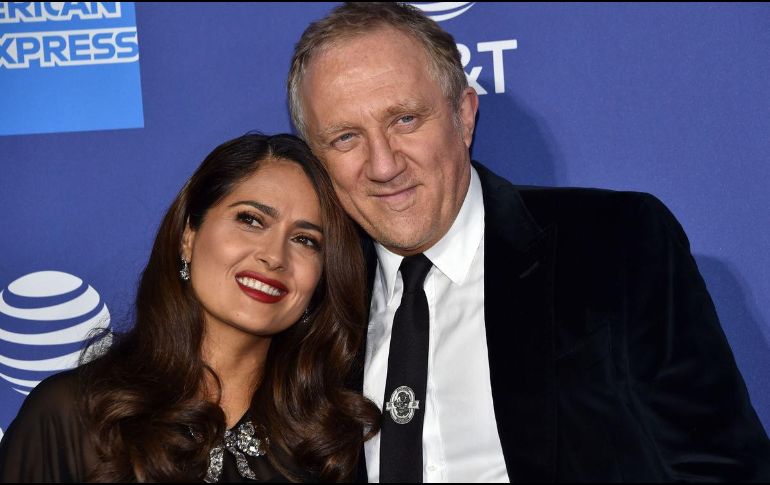Se estima que la fortuna de Pinault es de 31.6 millones de dólares. En la fotografía, el hombre de negocios junto a su esposa Salma Hayek. AFP / ARCHIVO