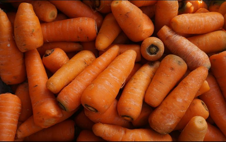 La zanahoria es rica en betacaroteno, una forma de vitamina A que el cuerpo convierte en retinol. ESPECIAL / Foto de Syauqy Ahmad en Unsplash