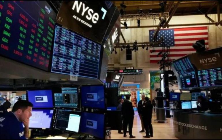 Al término de la jornada en la Bolsa de Nueva York, el Dow Jones subió a 39.748 puntos, el selectivo S&P 500 bajó un 0.88 %, a cinco mil 584 unidades, y el tecnológico Nasdaq retrocedió un 1.92 %, a 18.288 enteros. AFP / ARCHIVO