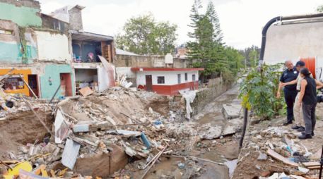 Autoridades evalúan la zona afectada por el desbordamiento del agua, en Zapopan. EL INFORMADOR/A. Navarro
